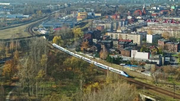 Пассажирская поездка на поезде с видом на город - AERIAL — стоковое видео