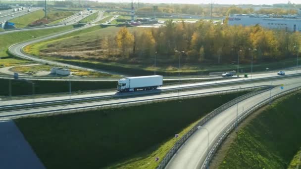 Λευκό φορτηγό σε μια γέφυρα εθνική οδό Κατά τη διάρκεια της μεσαίας κυκλοφορίας - Tracking Shot — Αρχείο Βίντεο