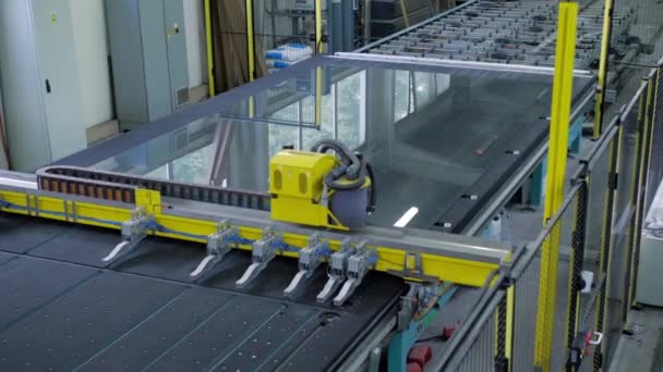 Línea de corte de vidrio moderno en una fábrica. Máquina industrial automatizada. Grúa tiro . — Vídeo de stock