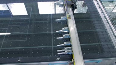 Fabrikadaki Modern Cam Kesme Hattı. Endüstriyel otomatik makine. Turna atışı.