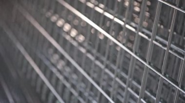 Üretim sürecinde Metal Çit Asılı