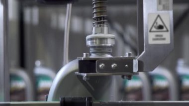 Anti Bakteriyel Çözüm Fabrikası. Makine şişenin kapağını vidalıyor..