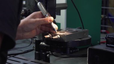 Metal parçasında mikro kaynak tekniği.