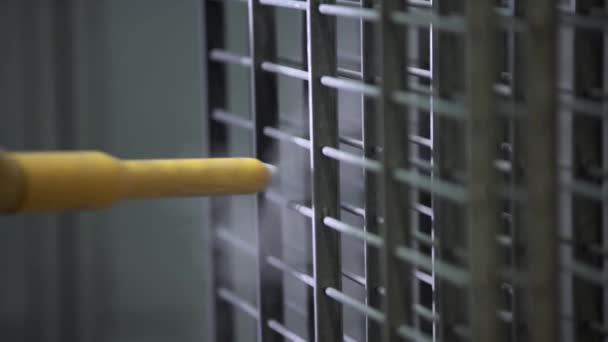 Man målning hängande metall staket med en spruta pistol — Stockvideo