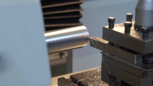 Frezarka CNC, tokarka przetwarzająca kawałek metalu. — Wideo stockowe