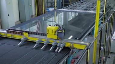 Fabrikadaki Modern Cam Kesme Hattı. Endüstriyel otomatik makine. Turna atışı.