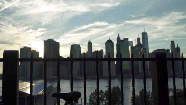 Blick auf Manhattan bei Sonnenuntergang — Stockvideo