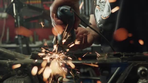 Orang yang menggunakan Angle Grinder - Banyak Sparks — Stok Video