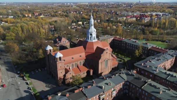 旧市街の歴史的教会。壮大なドローンショット. — ストック動画