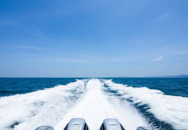 Deniz mavi gökyüzü ile pürüzsüz dalga