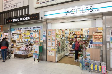 Tokyo, Japonya - 12 Nisan 2017: ja metroda markette