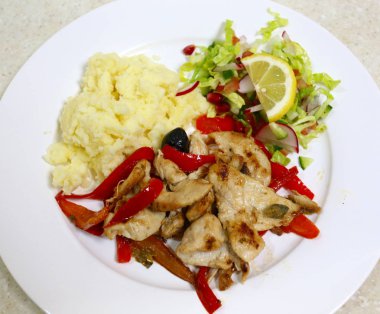 Kırmızı biber Akdeniz tarzı ile tavuk