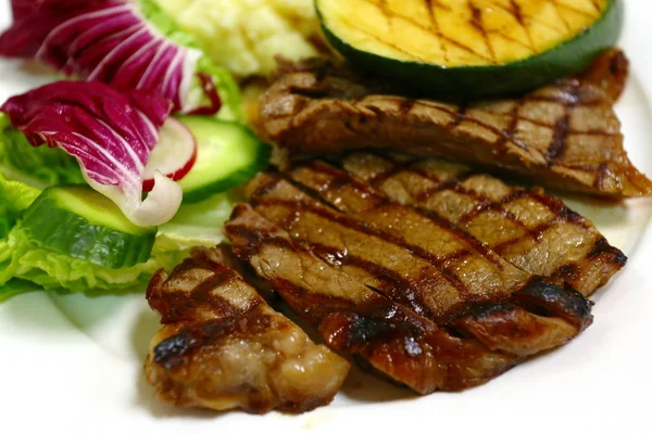 Gegrilltes Steak Mahlzeit Seitenansicht — Stockfoto