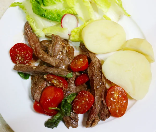 Steakstreifen im mediterranen Stil — Stockfoto