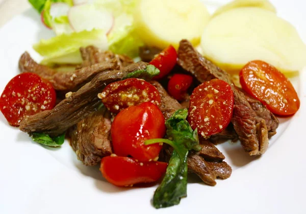 Italian style beef strips with basil — Stock Photo, Image