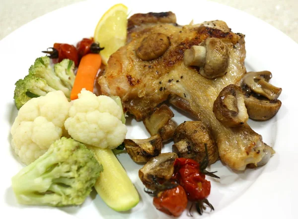 Comida al vapor de verduras y patas de pollo — Foto de Stock