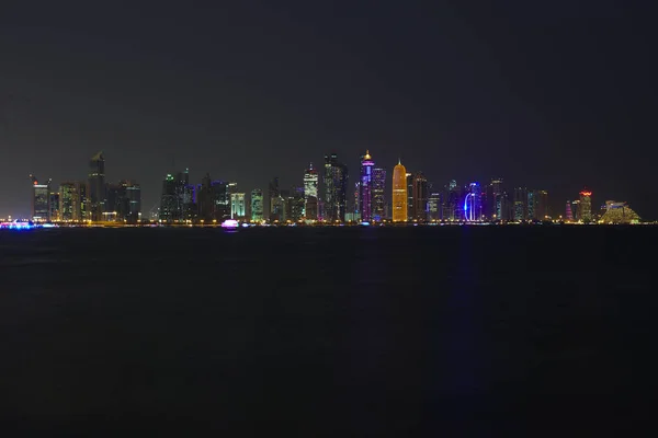 Horizonte de Doha por la noche — Foto de Stock