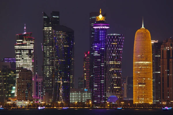 Doha wolkenkrabbers in de nacht — Stockfoto