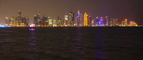 Nacht uitzicht van Doha torens — Stockfoto