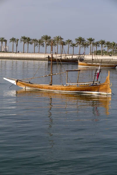 Kleine Dhow und Reflexion vertikal — Stockfoto