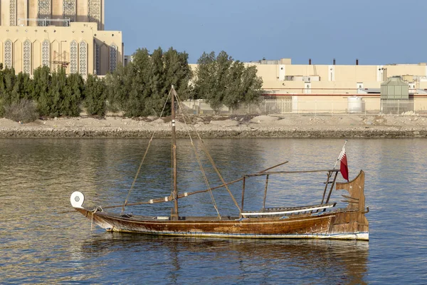 Pequeno barco na lagoa do Qatar — Fotografia de Stock