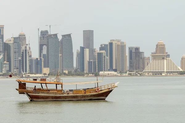 Dhow segelt an Türmen vorbei — Stockfoto