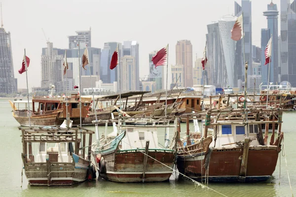 Qatar vlaggen in Doha Bay — Stockfoto