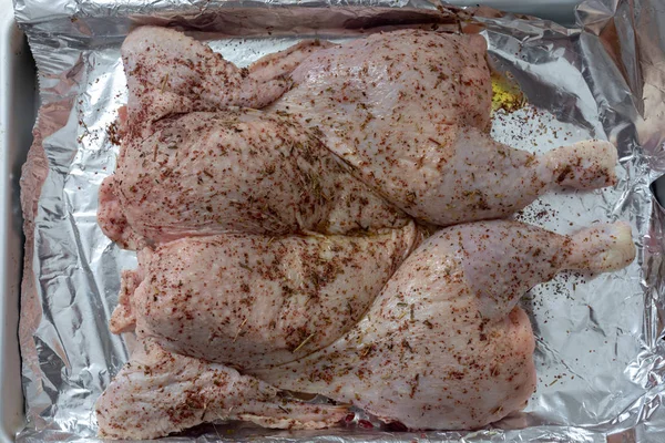 Spatchcock csirke nyersen Stock Fotó