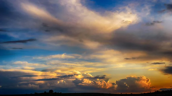 Langit dramatis dengan awan — Stok Foto