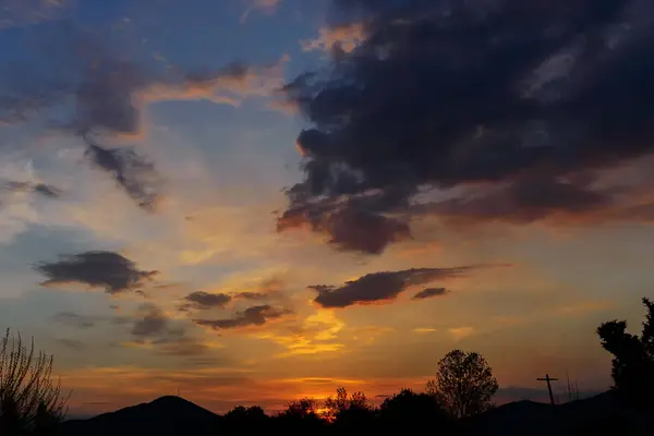 Закат с драматическим небом — стоковое фото
