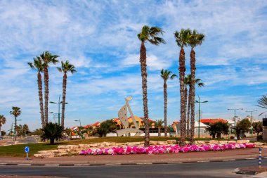 Palmiye ağaçları Ashkelon yazlık sahil şeridine