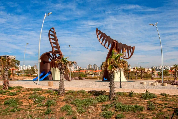Ashkelon litoral de verão com palmeiras — Fotografia de Stock