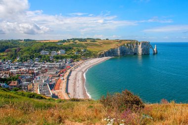 Etretat kireçtaşı kayalıklarla