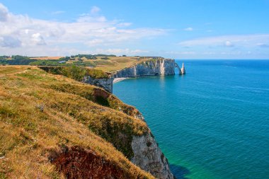 Etretat kireçtaşı kayalıklarla