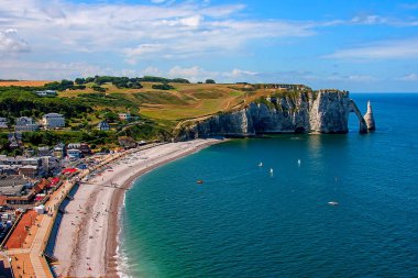 Etretat kireçtaşı kayalıklarla