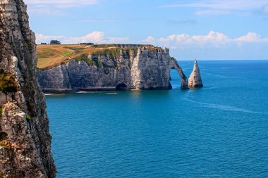 Etretat kireçtaşı kayalıklarla