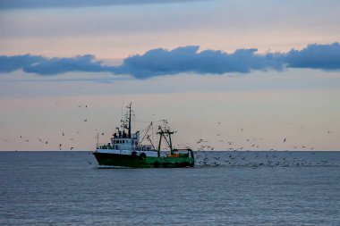 Balıkçı teknesi bağlantı noktasına döndürür