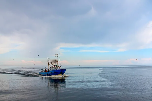 El buque pesquero regresa al puerto — Foto de Stock