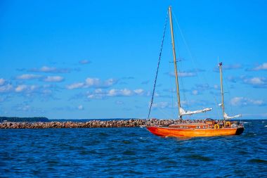 Alçaltılmış yelken ile yat