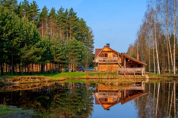 Home reflexão no lago — Fotografia de Stock