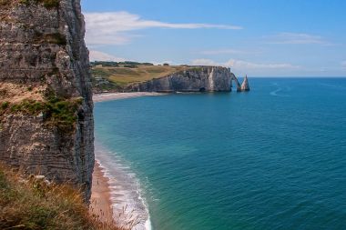 Etretat kireçtaşı kayalıklarla