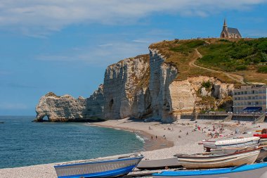Etretat kireçtaşı kayalıklarla
