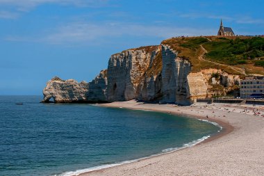 Etretat kireçtaşı kayalıklarla