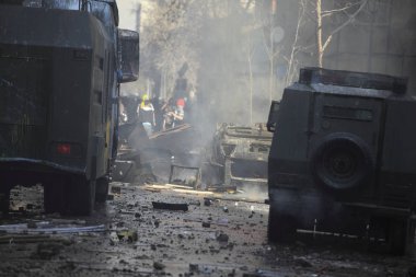 Araba yanıyor. Protesto
