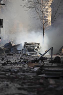 Araba yanıyor. Protesto