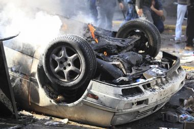 Araba yanıyor. Protesto