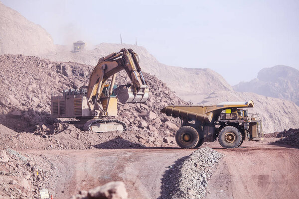 Огромный экскаватор. Горное дело
