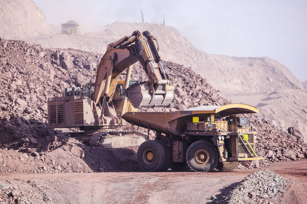 Огромный экскаватор. Горное дело
