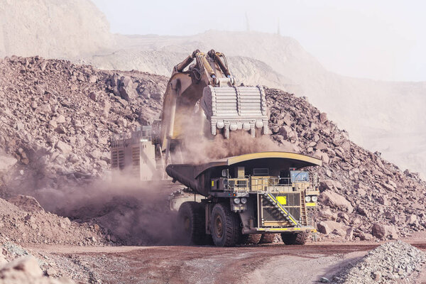 Огромный экскаватор. Горное дело
