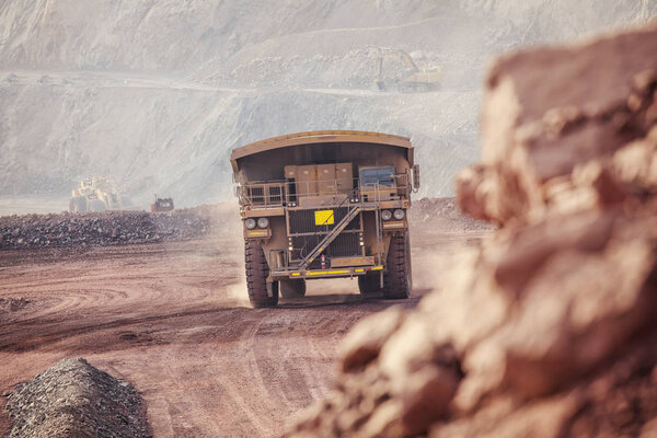 Мусоровоз. Горное дело
